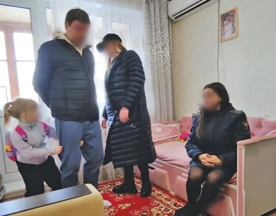 «Ревущую девочку забрали у отца и вынесли из квартиры» 