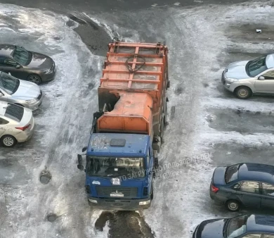 Скорая помощь и мусоровоз попали в ловушку в воронежском дворе 