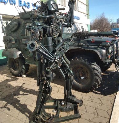 В Белгороде установили скульптуру солдата из запчастей