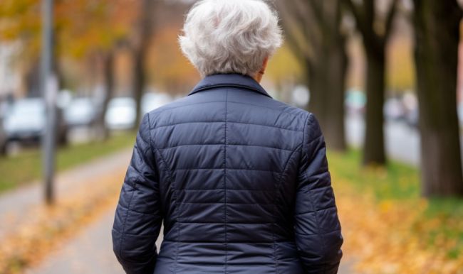 Бабушка сбежала от сына в холодный подъезд в Воронеже