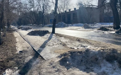 Огромные кучи грязного снега мешают ходить воронежцам