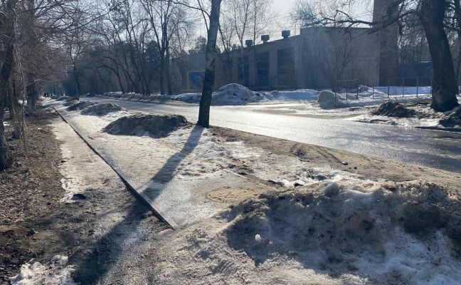 Огромные кучи грязного снега мешают ходить воронежцам