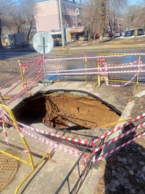 Очередной провал? «Портал» посреди дороги запечатлели воронежцы