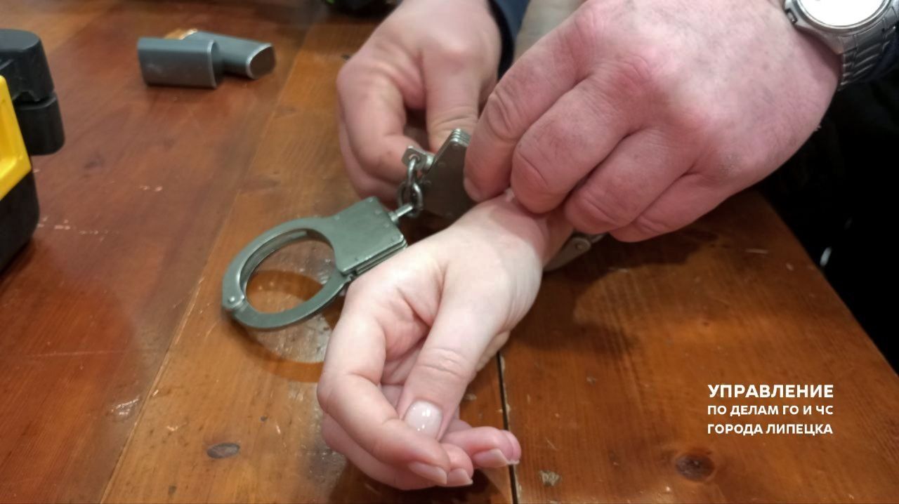 В Липецке девушка пришла к спасателям в наручниках