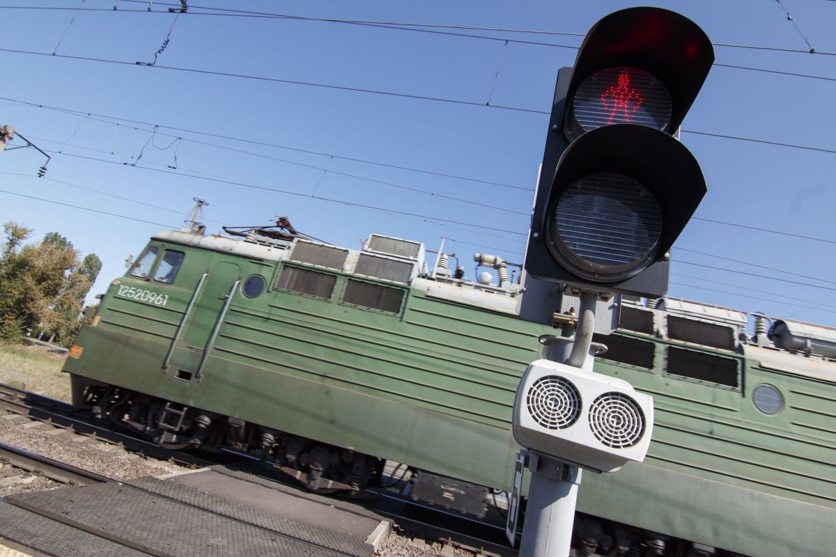 Грузовой поезд врезался в машину на ж/д переезде в Воронежской области