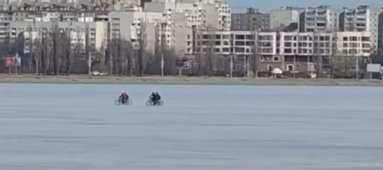 Бесстрашных воронежцев заметили на льду водохранилища (ВИДЕО)