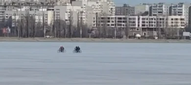 Бесстрашных воронежцев заметили на льду водохранилища (ВИДЕО)