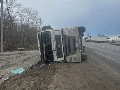 Фура опрокинулась на трассе под Воронежем — водитель пострадал