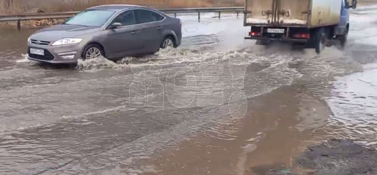 Бетонные блоки не&nbsp;помеха. Что&nbsp;происходит на&nbsp;затопленном проезде в&nbsp;Воронеже (ВИДЕО)