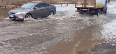 Бетонные блоки не помеха. Что происходит на затопленном проезде в Воронеже (ВИДЕО)