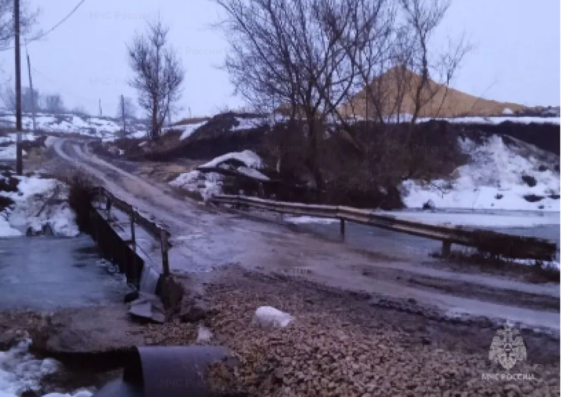 В Липецкой области вода перекрыла движение по низководному мосту под Задонском