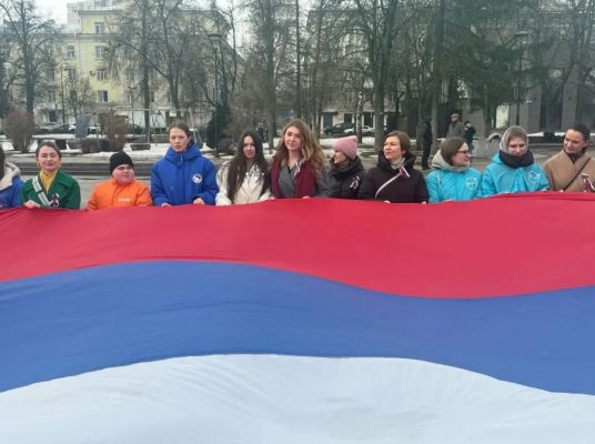 Воронежцы развернули флаг России на Советской площади