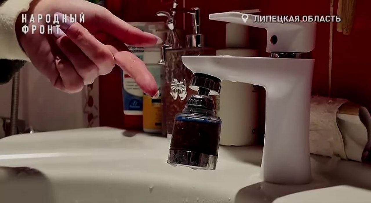 Липчане пятый месяц пьют воду с песком и платят 2 500 рублей за фильтры