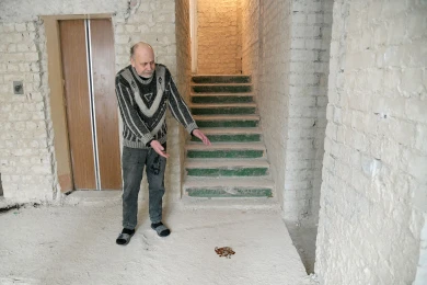 «Я шёл по лестнице, вижу — лежит человек. Потрогал — тёплая ещё, а из горла хрипы вырываются»