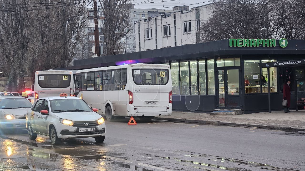 Об аварии с&nbsp;двумя автобусами сообщили воронежцы (ВИДЕО)