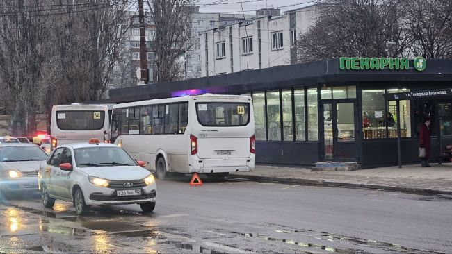 Об аварии с двумя автобусами сообщили воронежцы (ВИДЕО)