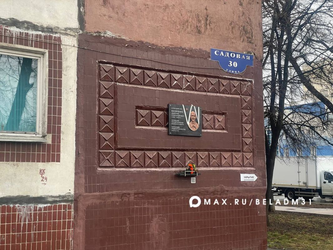 Полиция ищет вандалов, сорвавших барельеф герою СВО в Белгороде