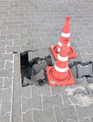 В Белгороде тротуарная плитка ушла под землю