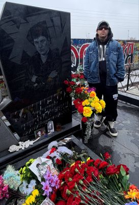 Место силы. Рэпер Ганвест спел на могиле Юрия Хоя (ВИДЕО)