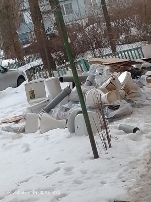 «Распродажа унитазов». Необычная свалка во дворе дома удивила воронежца