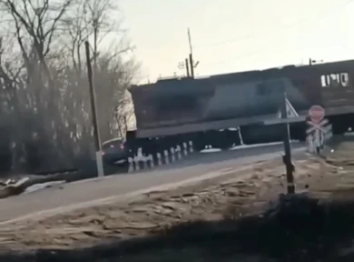 На видео попало смертельное столкновение авто и тепловоза в Воронежской области