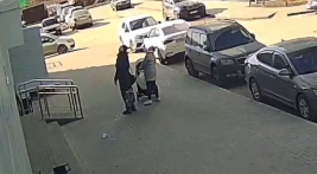 «Чуть в коляску не прилетело!» Неизвестные сбросили бутылку с высоты на прохожих в воронежском ЖК (ВИДЕО)