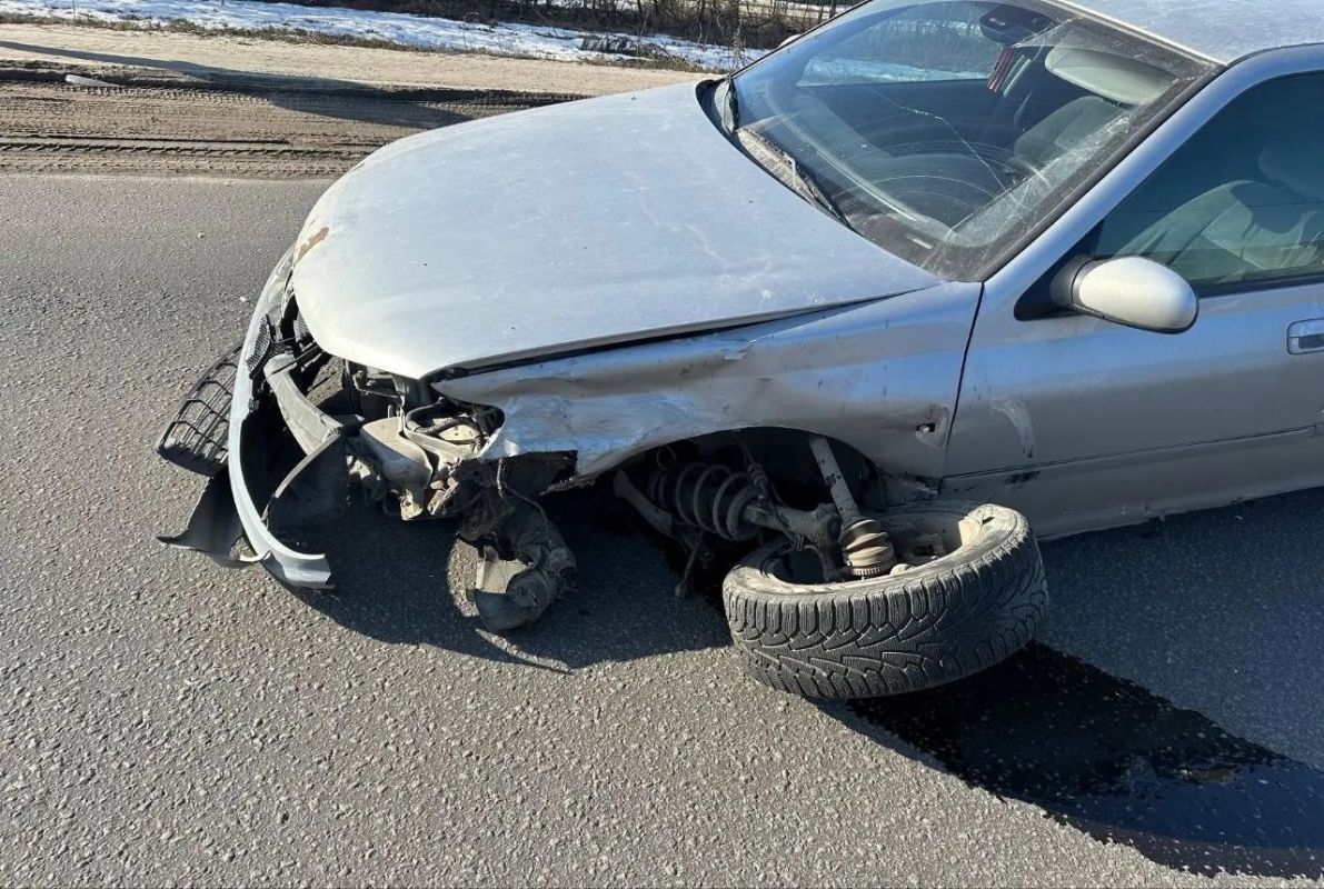 Водитель иномарки не уступил дорогу другому авто и устроил ДТП с раненым под Воронежем