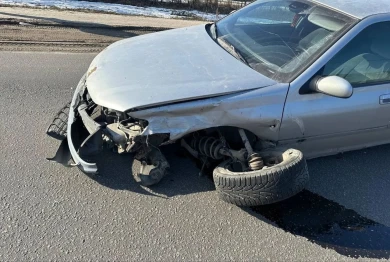 Водитель иномарки не уступил дорогу другому авто и устроил ДТП с раненым под Воронежем