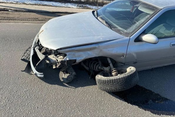 Водитель иномарки не уступил дорогу другому авто и устроил ДТП с раненым под Воронежем