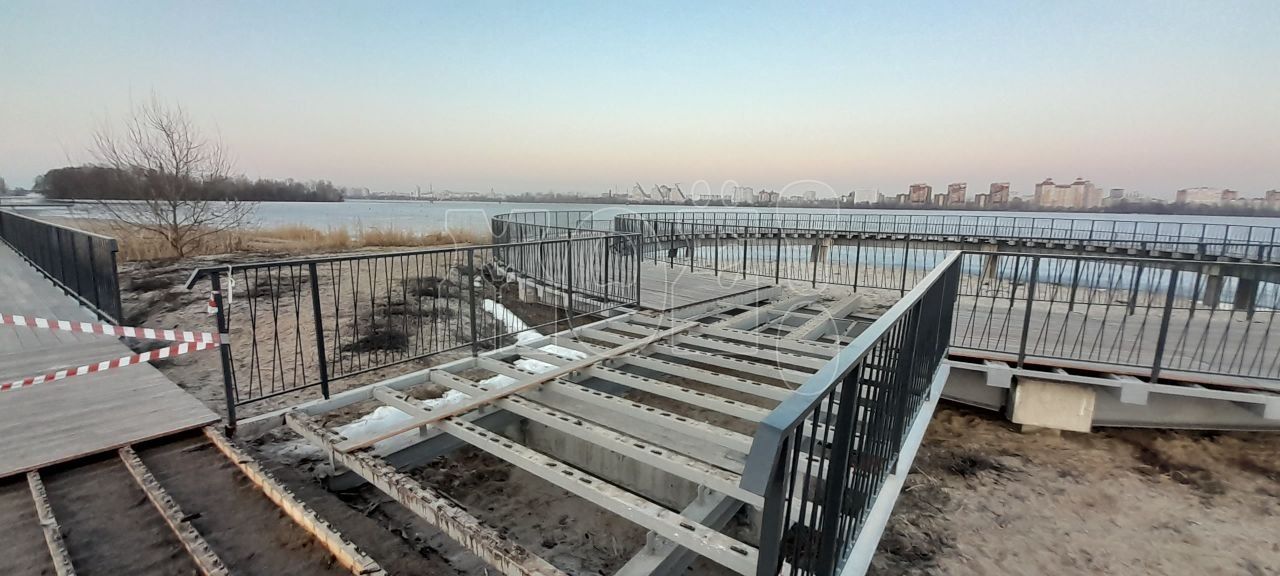 Воронежцам показали, что происходит с аварийными мостами на Петровской набережной