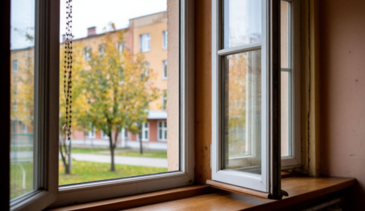 Школьник принёс в школу арбалет, выстрелил в девочку и выпрыгнул из окна&nbsp;