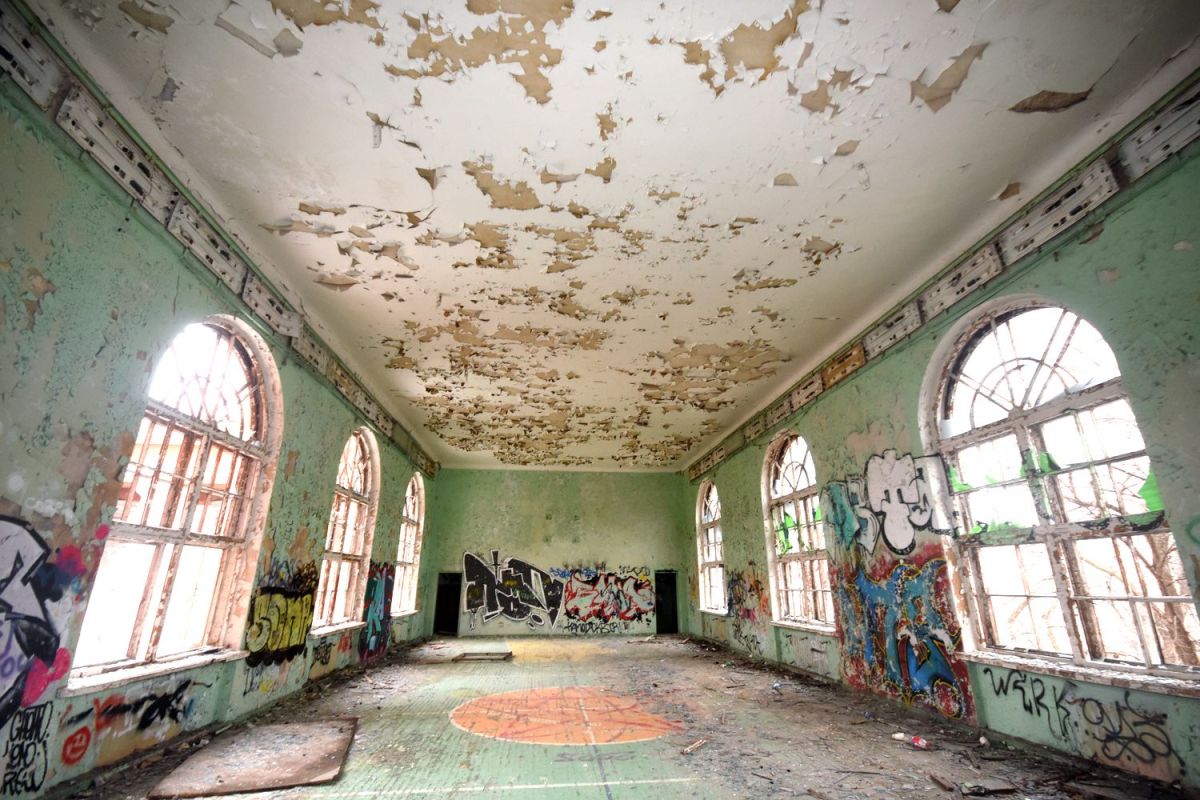 «Сердце кровью обливается!» Разрушающийся ДК им. Кирова показали на видео изнутри