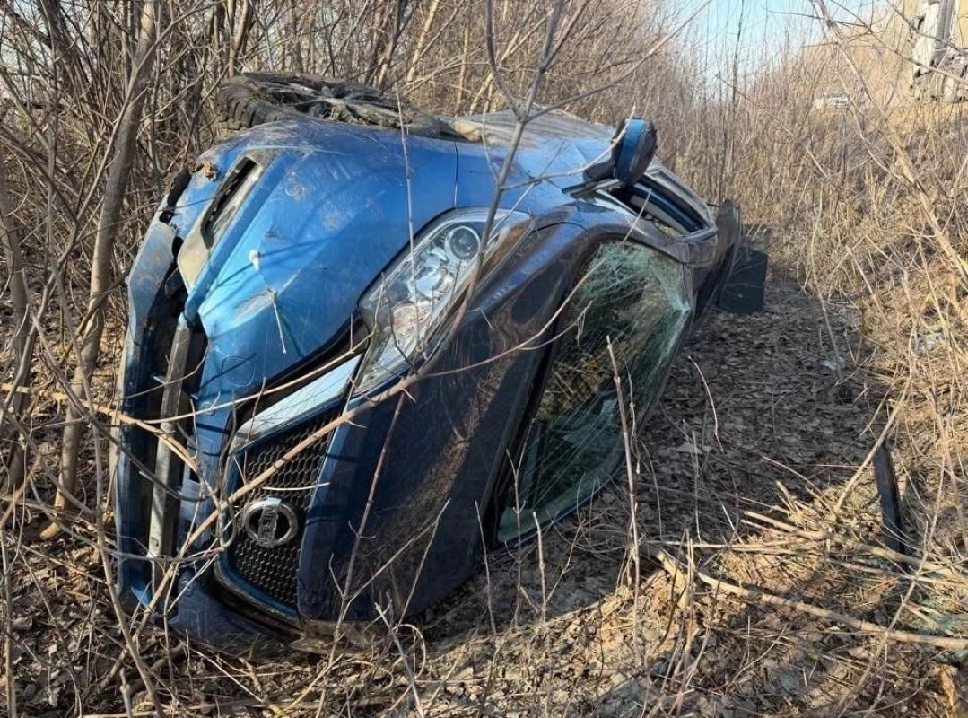 Легковушка врезалась в&nbsp;фуру на&nbsp;воронежской трассе и&nbsp;перевернулась: пострадала женщина