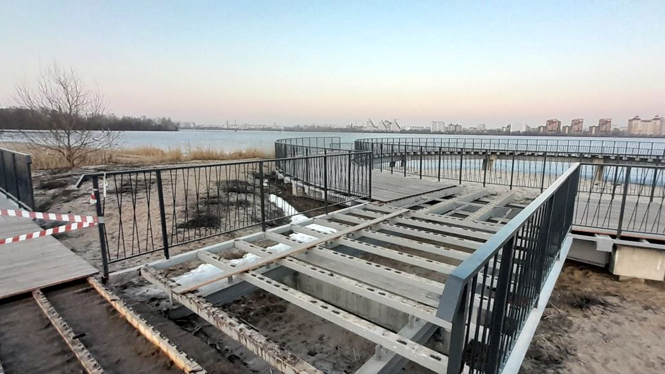 Начался демонтаж аварийных мостов на набережной