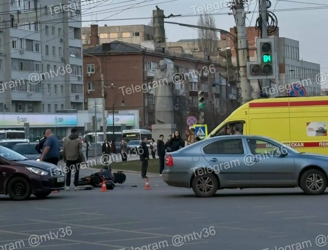 Мотоциклиста сбили в центре Воронежа