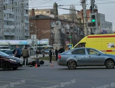 Мотоциклиста сбили в центре Воронежа