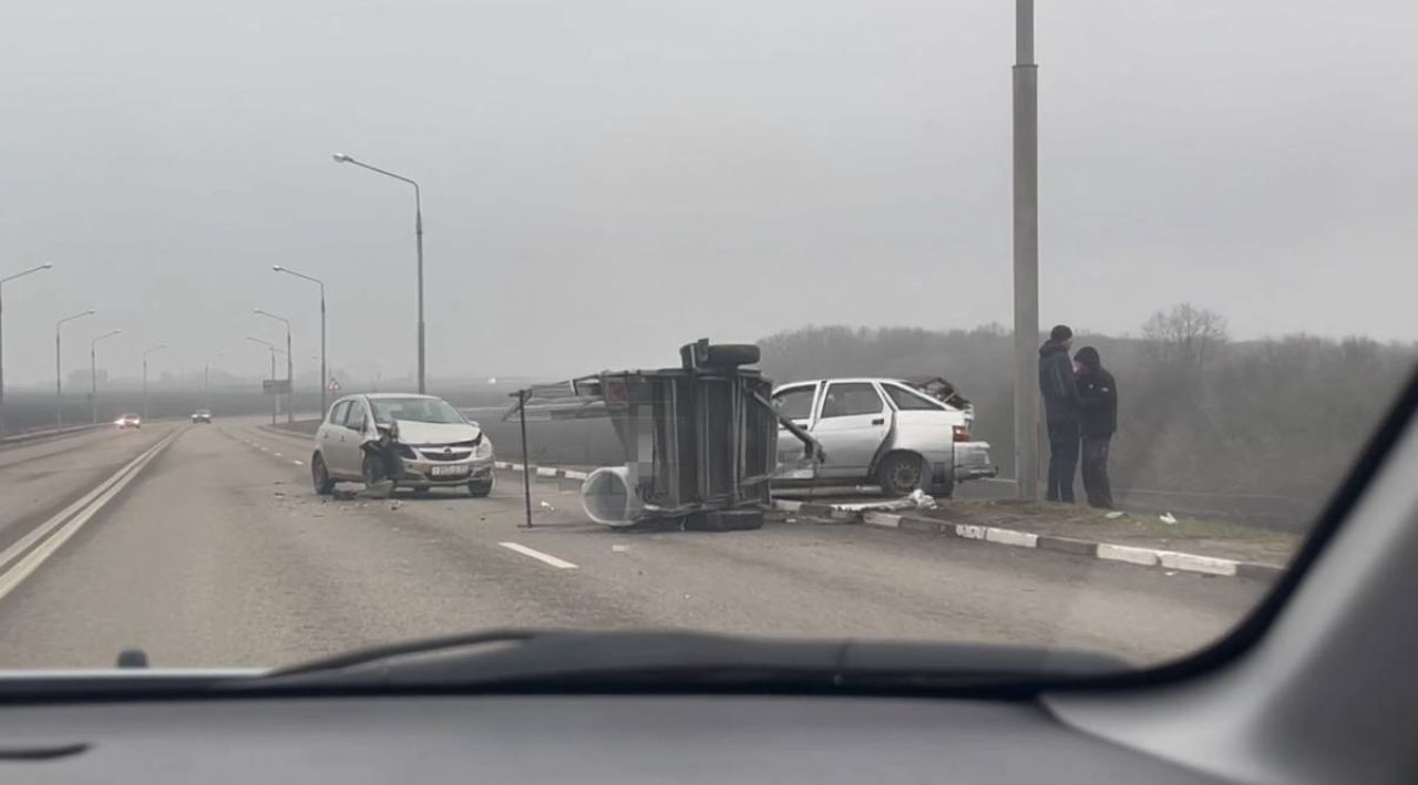 В Белгороде после столкновения с легковушкой перевернулся прицеп