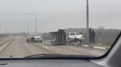 В Белгороде после столкновения с легковушкой перевернулся прицеп