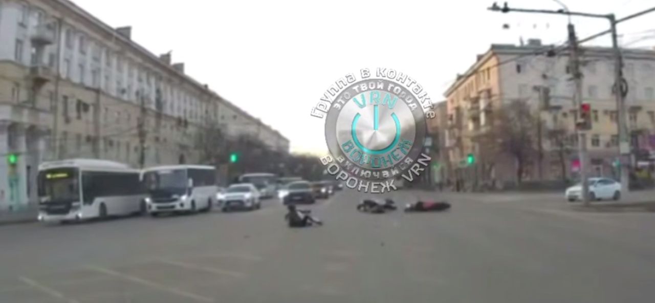 Момент жёсткого столкновения мотоциклов в центре Воронеже показали на видео&nbsp;
