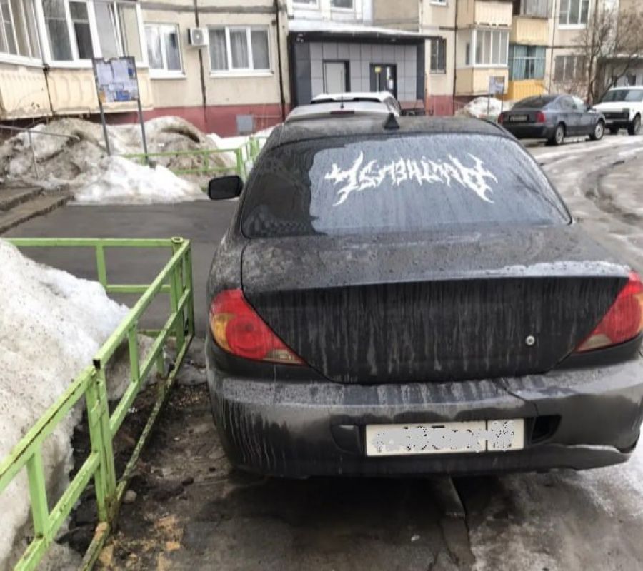 Загнавшего машину к подъезду липецкого автохама привлекли к ответственности