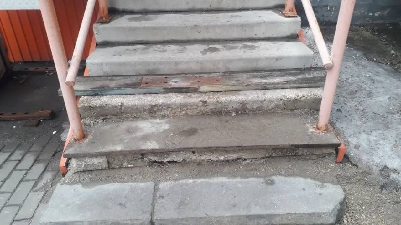 В Липецке управляшка ремонтирует железобетонные лестницы деревянными брусьями