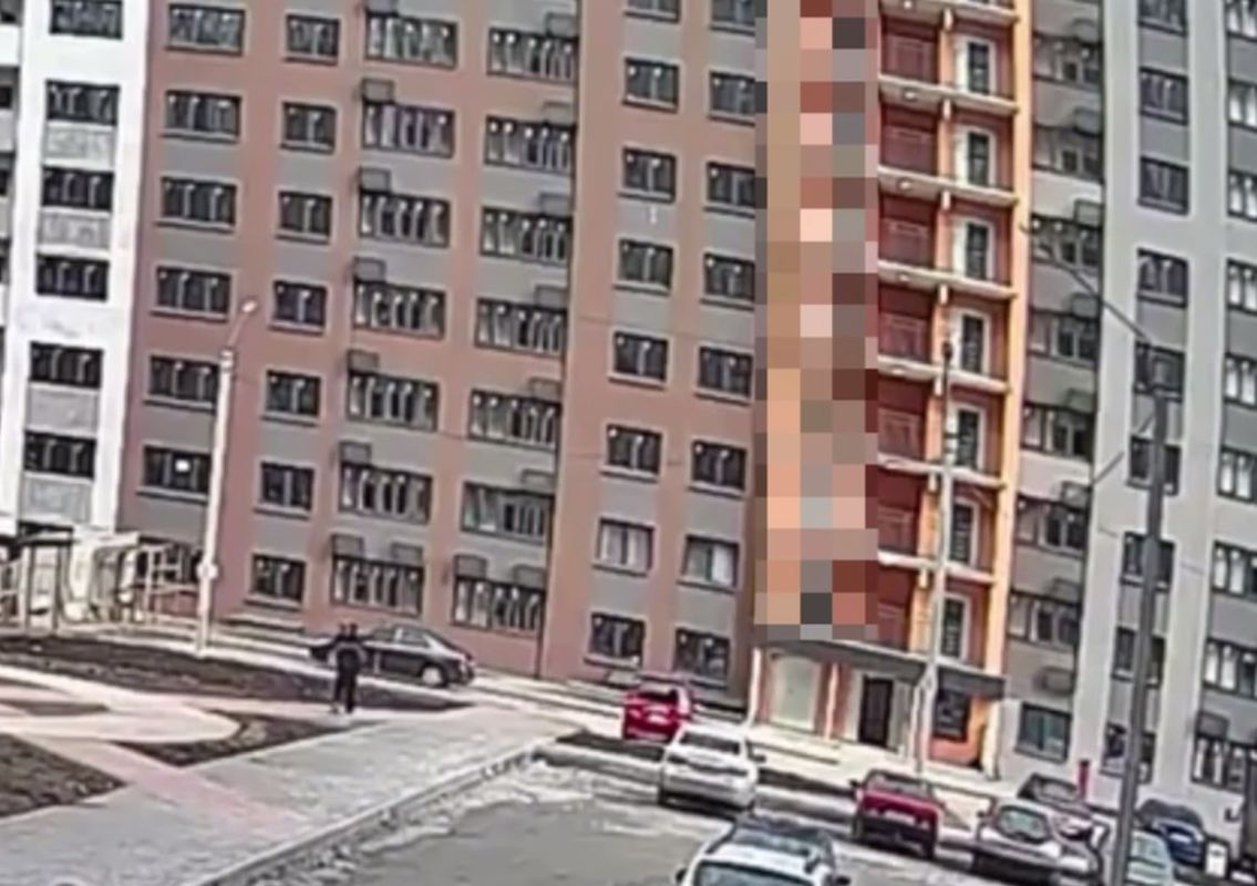 Момент падения воронежца с&nbsp;крыши попал на&nbsp;видео