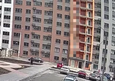 Момент падения воронежца с крыши попал на видео