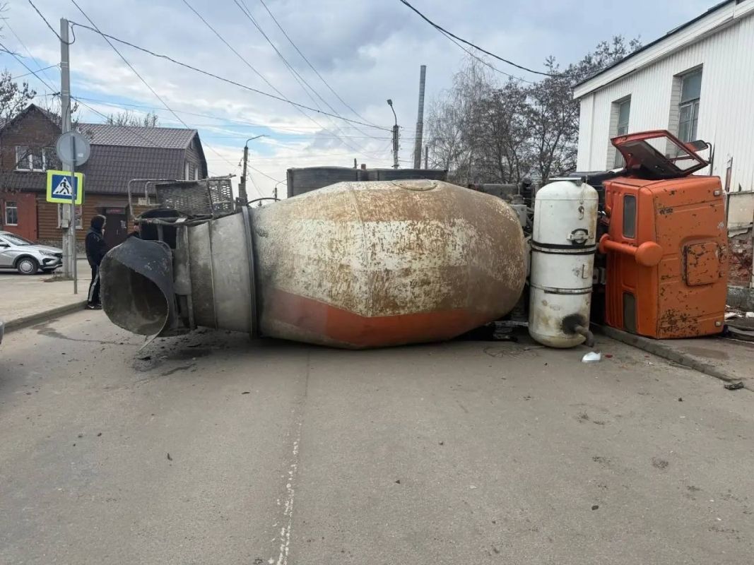 В Ельце бетономешалка перевернулась после столкновения с легковушкой