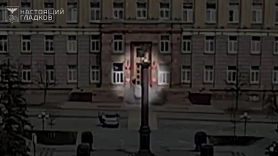 Появились кадры, как белгородца окутало дымом и пламенем у регправительства