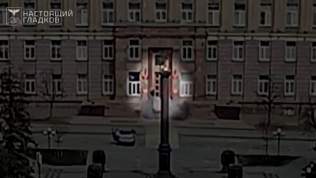 Появились кадры, как белгородца окутало дымом и пламенем у регправительства
