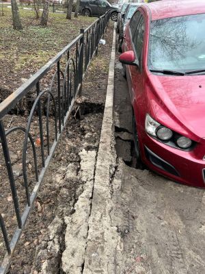 Автомобиль в Белгороде ушел под землю