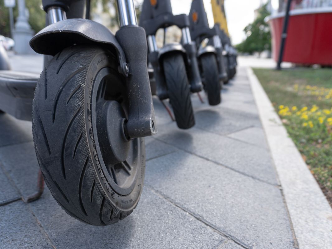 Подростки на электросамокате снесли девушку на тротуаре в Воронеже