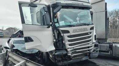 Фура вылетела на встречку и протаранила иномарку на воронежской трассе: ранены дети