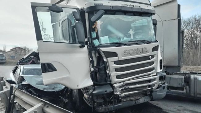 Фура вылетела на встречку и протаранила иномарку на воронежской трассе: ранены дети